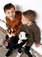 Niños jugando con peluche de panda