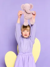 Peluche Ebu el Elefante con niña