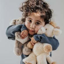 Peluche jirafa para bebé con niña