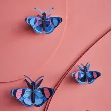 detalle de tres mariposas pavo real en la pared de decoración