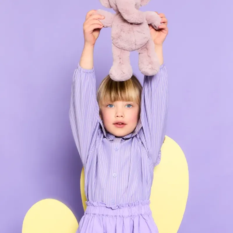 Peluche Ebu el Elefante con niña
