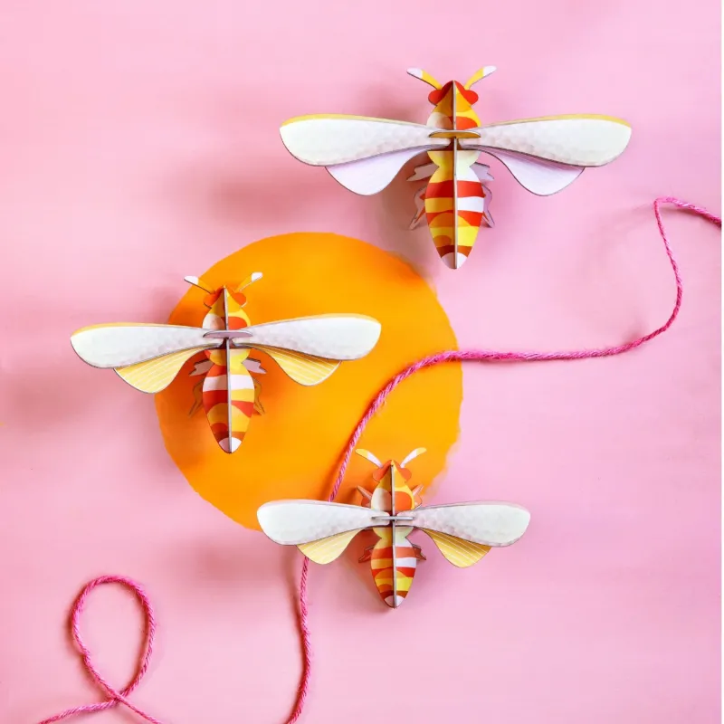 Tres abejas de papel, decoración de pared