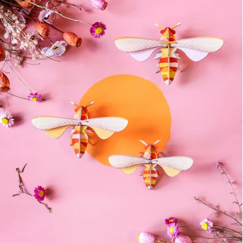 Tres abejas de papel, decoración de pared