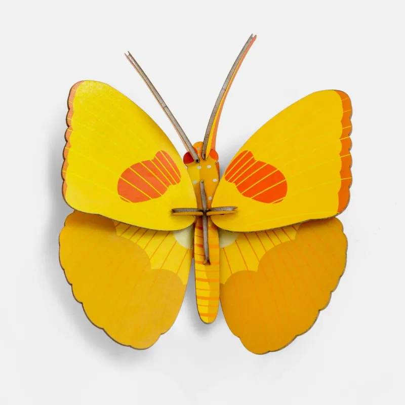 Mariposa amarilla decoración papel y cartón