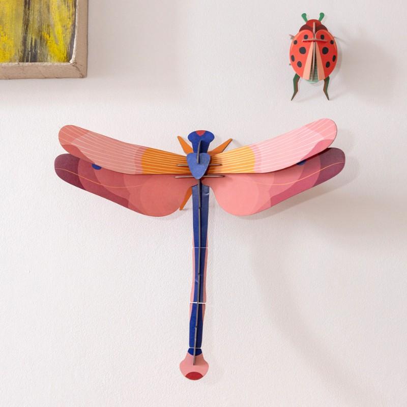 Libélula rosa gigante